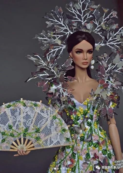 用布料给洋娃娃做衣服,手工高定时装