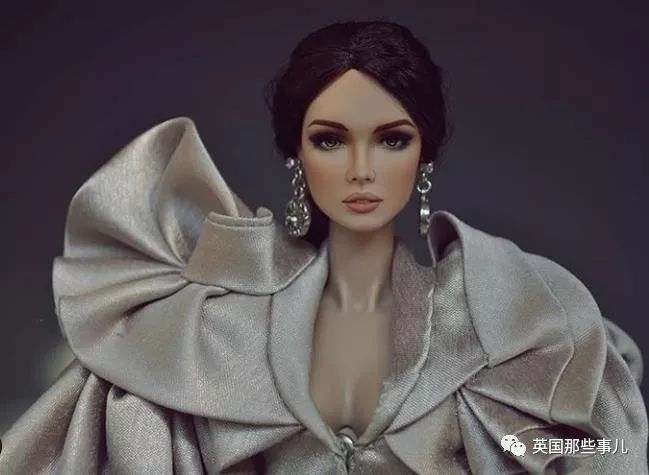 用布料给洋娃娃做衣服,手工高定时装