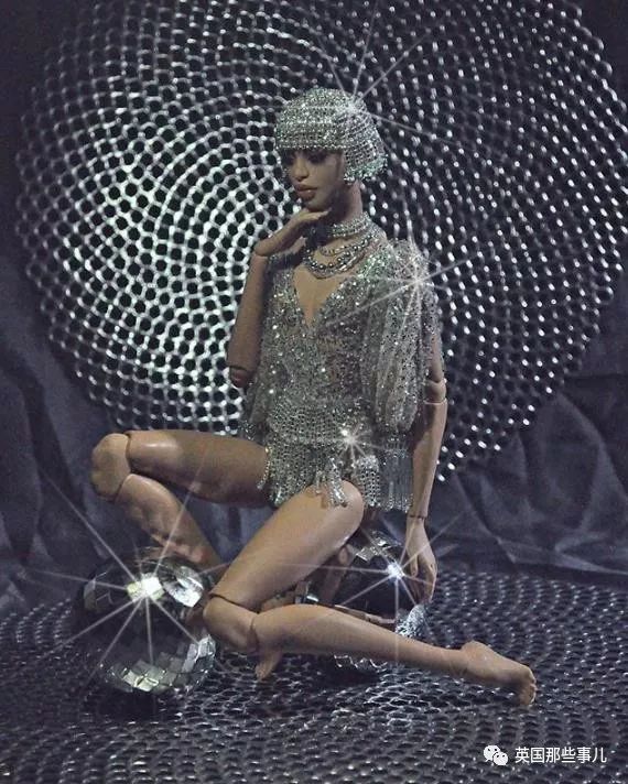 用布料给洋娃娃做衣服,手工高定时装