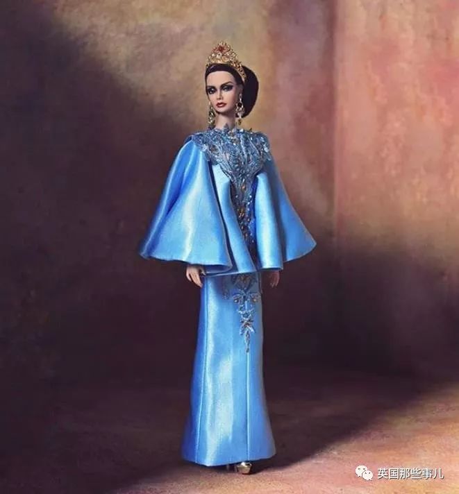 用布料给洋娃娃做衣服,手工高定时装