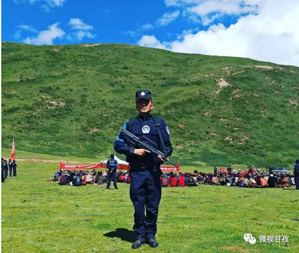守卫虫草山民警,驻守海拔4800米护航虫草采挖