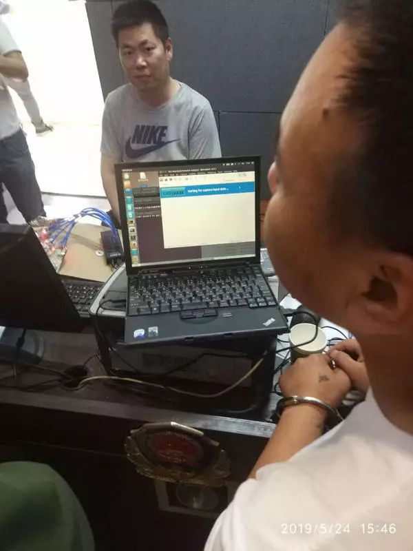 他悄悄靠一靠，你的钱就被刷走了！郑州警方还原全过程