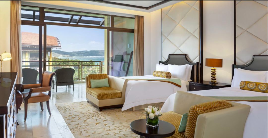 1200㎡透明泳池小红书点赞100w+,这家黄金海岸边的酒店才是海岛季首选