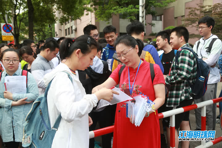 2019年全国高考拉开帷幕23289名南通考生从容应考