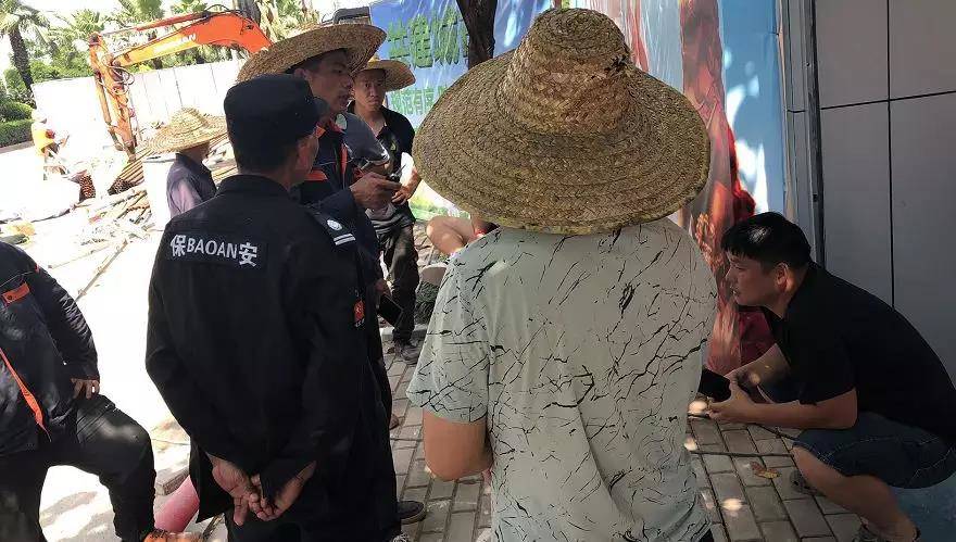 南宁最近发生的路面开裂,南宁东葛路塌陷视频