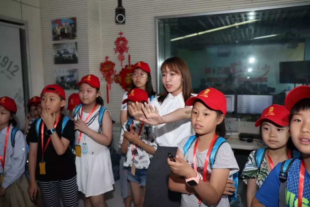 FM91.2蒲公英小记者团开团啦！首期实践带孩子探秘郑州电台