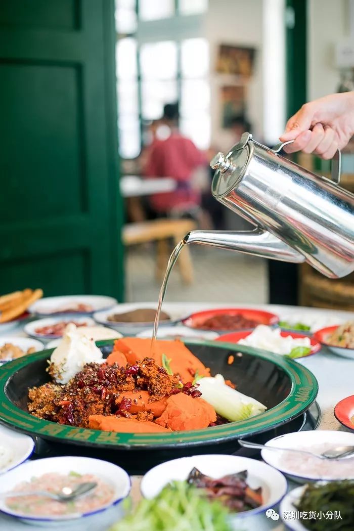 竹架子火锅，有5层高，一筐一筐吃