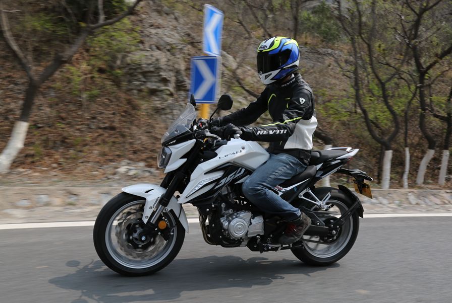 车评：24780元起，表现均衡易上手的双缸街车——KP350