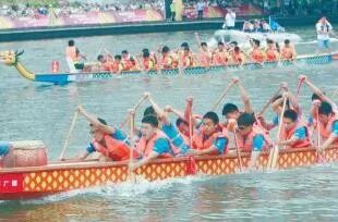 每天3分钟尽览天下事（河南3岁女童不慎掉入下水道被水冲走/郑州“小升初”民办初中和跨区今天开始报名）