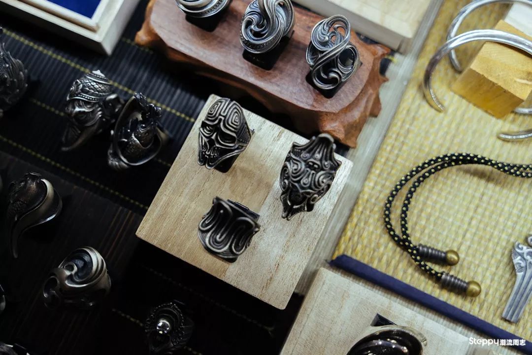 当你拿称重算钱的银饰比较之后，你就知道手工银饰贵在哪里