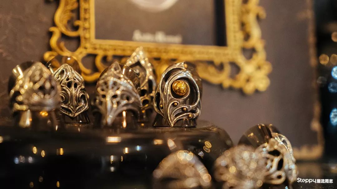 当你拿称重算钱的银饰比较之后，你就知道手工银饰贵在哪里