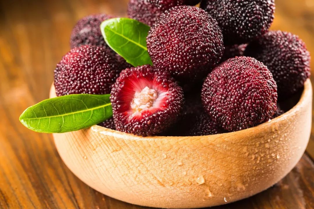 杨梅里面的虫子吃到肚子怎么办,杨梅有虫子怎么吃