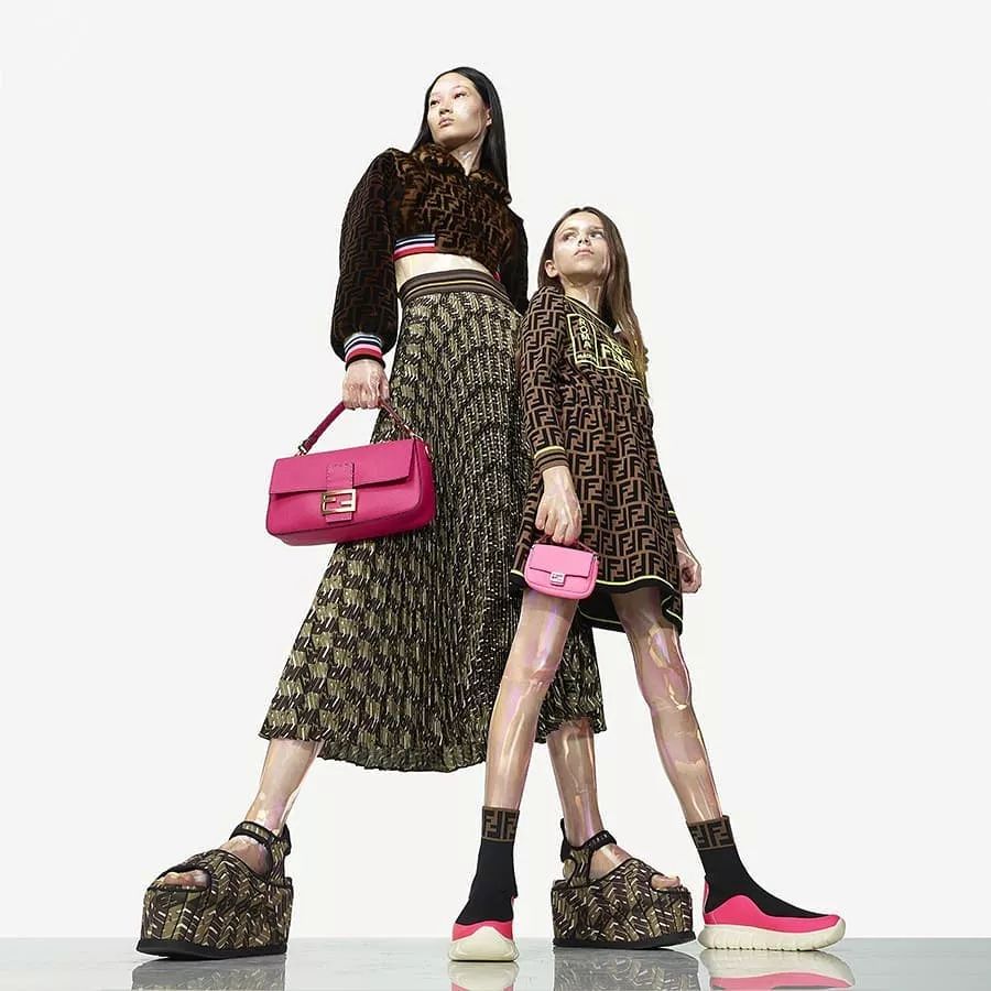 现在的成年人都怎么了,居然和小孩子抢包包