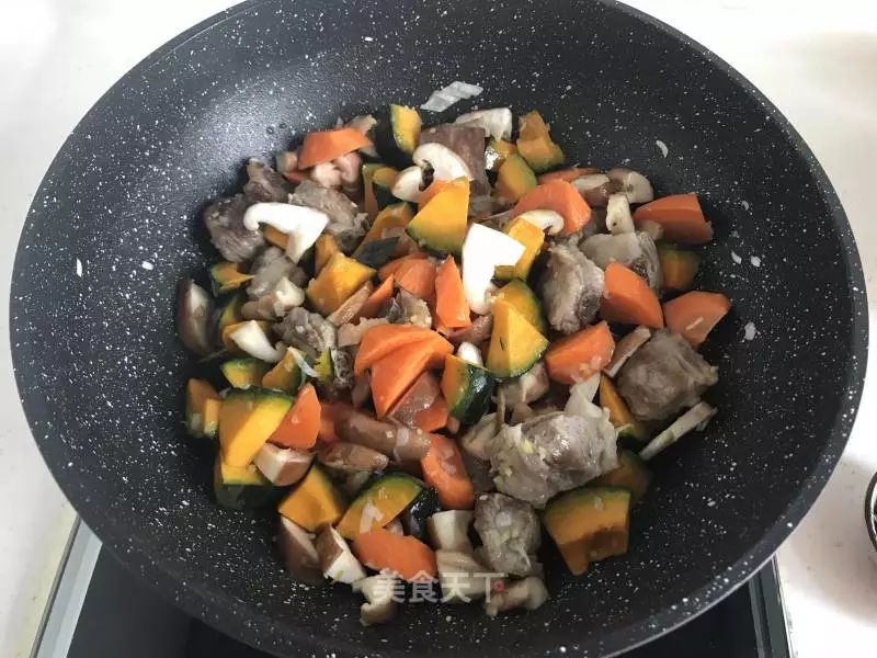 10分钟搞定的懒人焖饭有肉有菜 (懒人焖饭一锅就搞定重点是巨好吃)