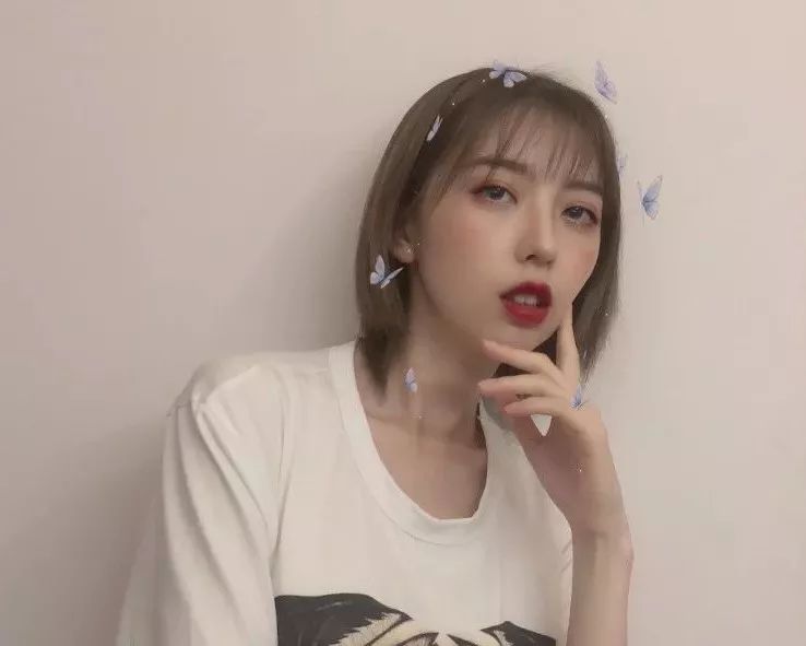 为什么我女朋友的照片头上都是蝴蝶?