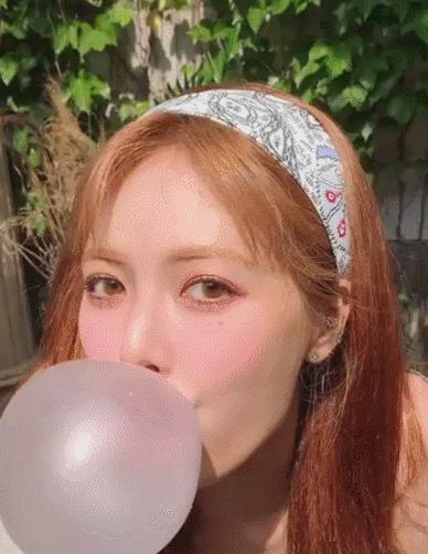 为什么我女朋友的照片头上都是蝴蝶?