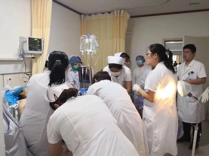 同时救两个女儿后续,医护人员抢救母女平安