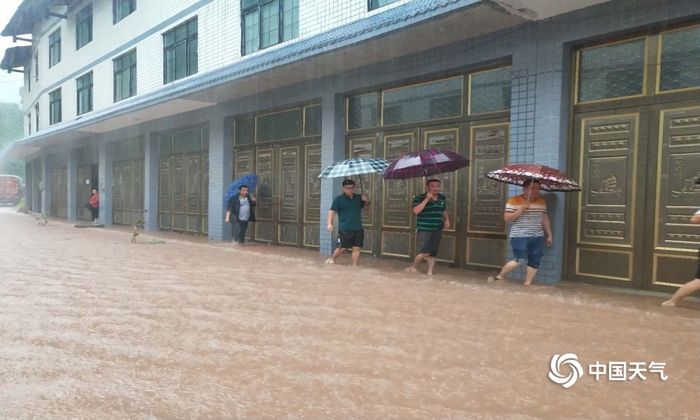 四川万源遭洪水侵袭,达州万源竹峪出现山体滑坡