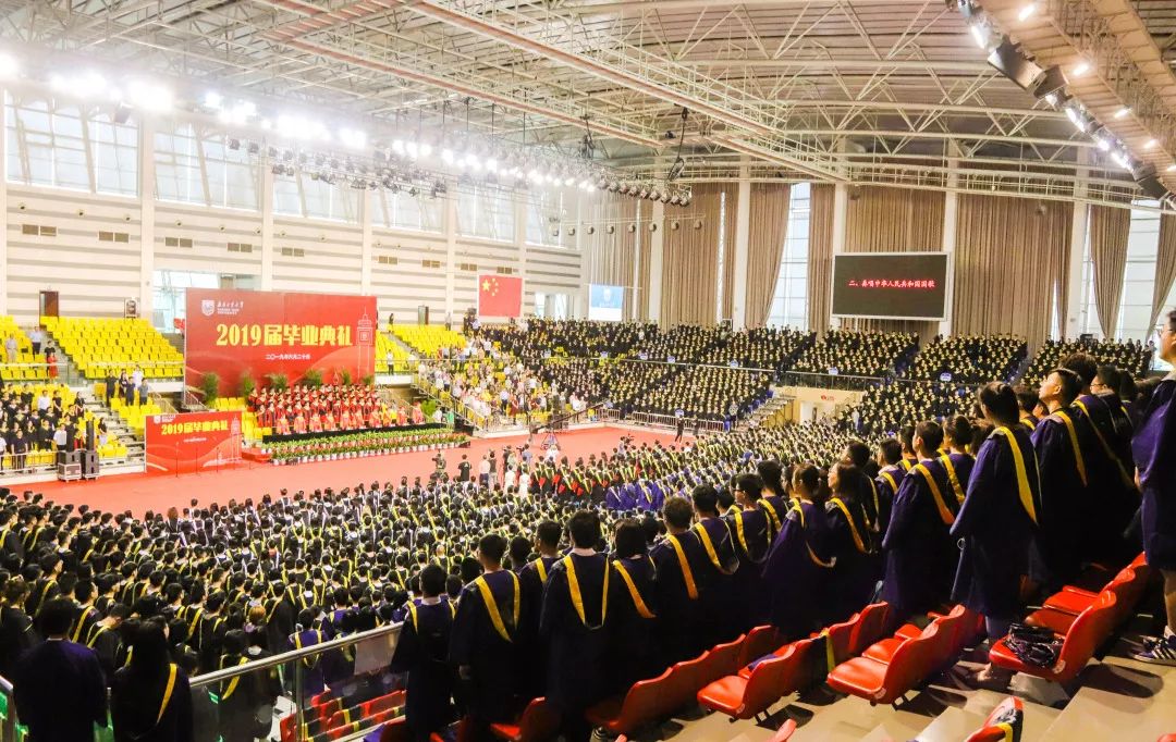 我们毕业了的感人事件,学生们毕业了感动哭了