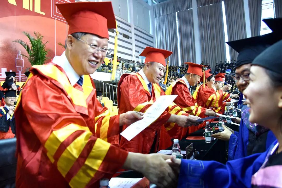 我们毕业了的感人事件,学生们毕业了感动哭了