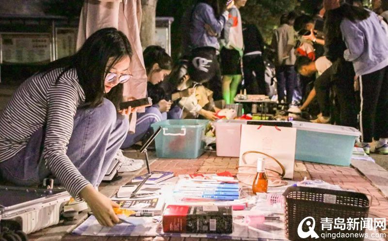 青岛高校跳蚤市场欢乐多麻将、吉他还有沐浴露