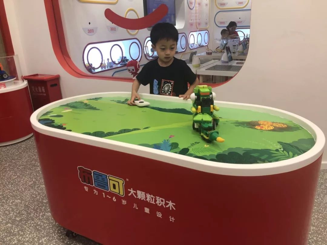 二宝爸探店|魔都市中心新开了一家布鲁可积木店！还请你们带娃免费来体验拼搭~