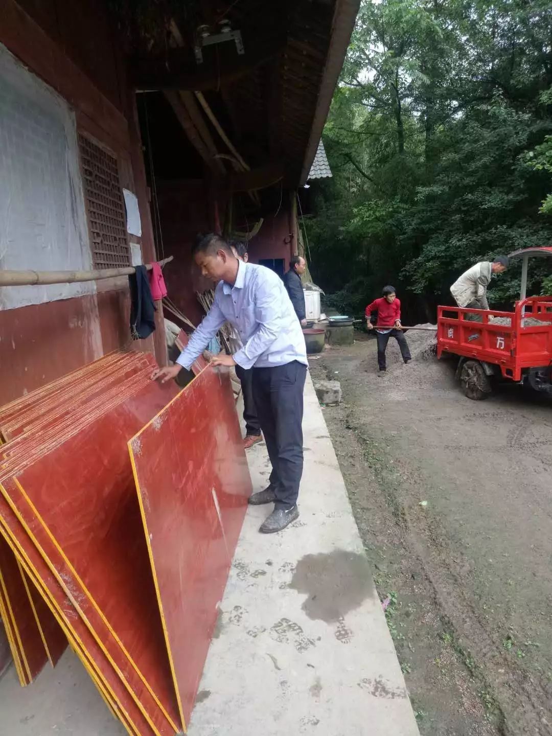 退伍不褪色老兵犁地,退伍不褪色永远的战士