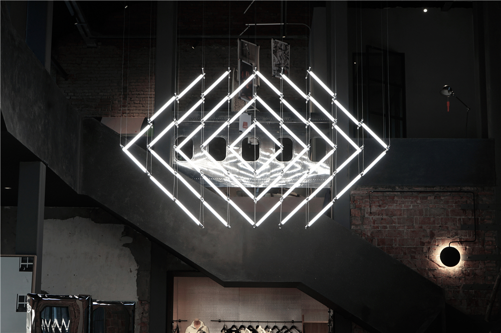 他从“马扎”中获得灵感，设计的灯具从米兰火到杭州……