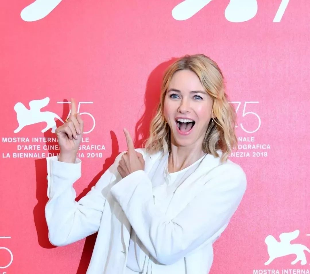 51岁“人间*物尤**”一夜爆红！看完她这张图，200w网友惊呼：我又恋爱了