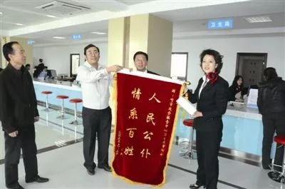 习*平近**总书记点赞的“人民满意的公务员”，有哪些*党**派成员？