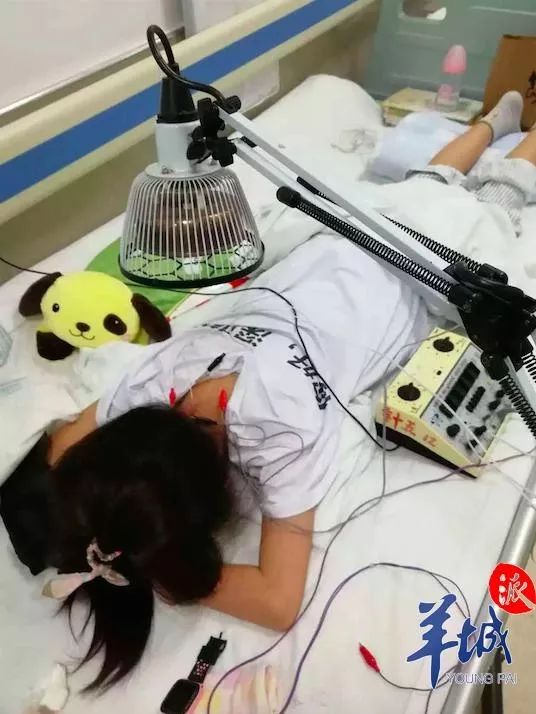 7岁小孩被足球砸到脑门要不要紧,小女孩踢球被撞