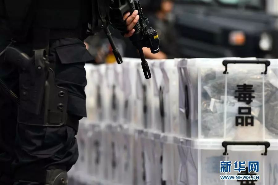 公安机关抓获吸毒人员后怎么处置,跟吸毒人员待一起被抓是什么罪