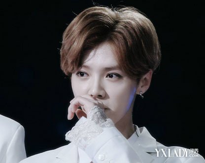 鹿晗和现在的小鲜肉对比,鹿晗多少岁当歌手