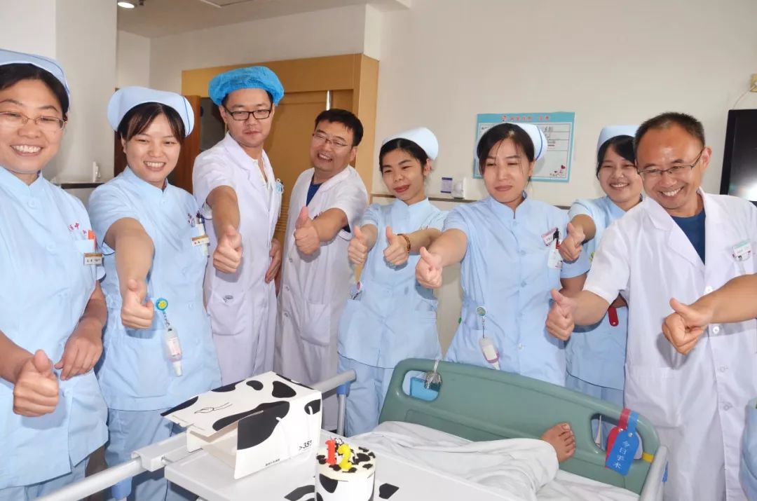 大手牵小手医护人员,大手牵小手致谢医护人员