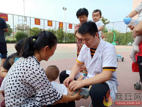 义诊送上门居民暖心窝,为居民义诊真情暖人心