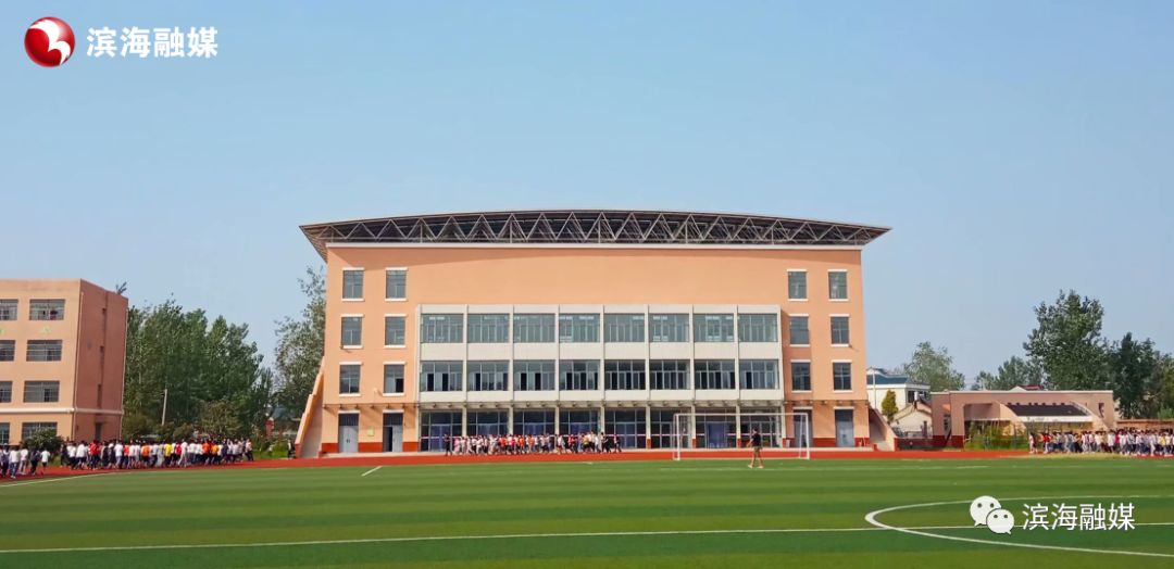 江苏省滨海中学五千师生歌唱祖国,礼赞新中国