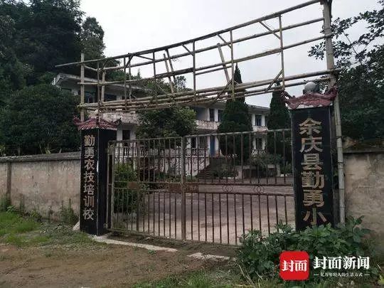 起底性侵养女案,拍案恶魔老师讲台上性侵女童21名