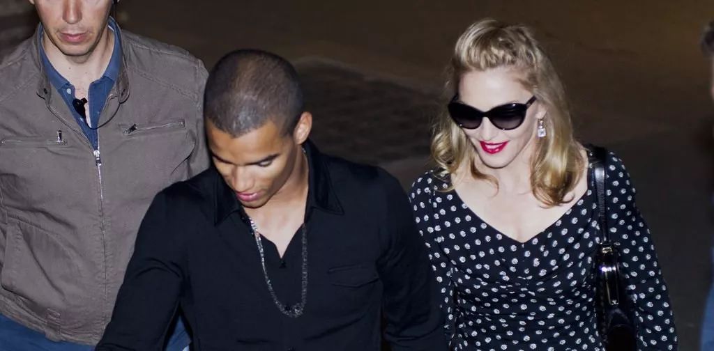 61岁高龄上演“婆孙恋”，坐拥上亿身价，这个老奶奶也太酷了吧