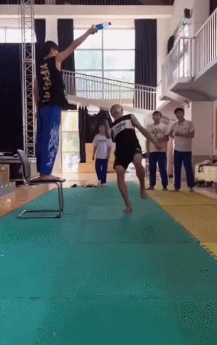 瓶盖挑战欧阳靖,赵文卓挑战3瓶盖的难度