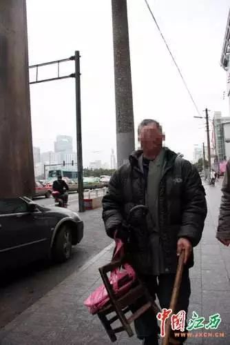 男子患尿毒症街头乞讨,南昌八一广场毁容乞讨