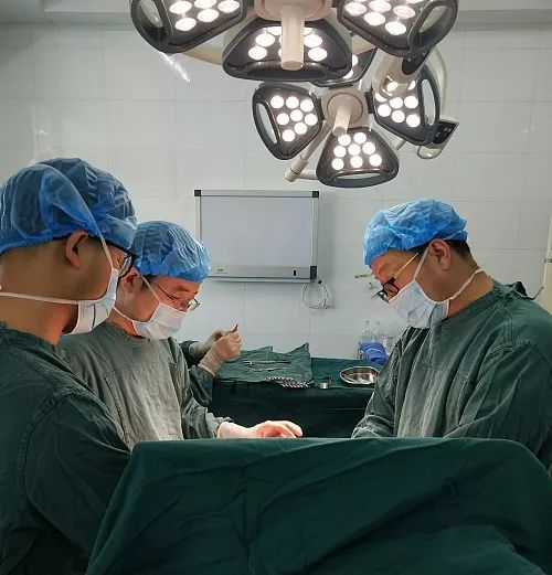 手机扔沙发致11岁孩子脾脏破裂,妈妈扔手机导致宝宝脾脏切除