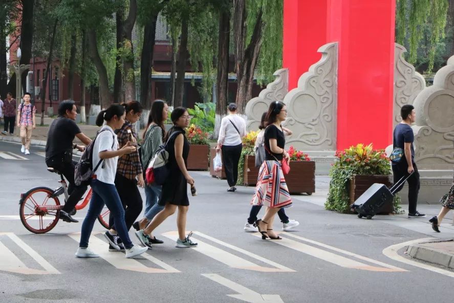 仙气荷池、时光走廊、滨湖绿道……川大持续惊艳焕颜！同学：这是仙境吗？