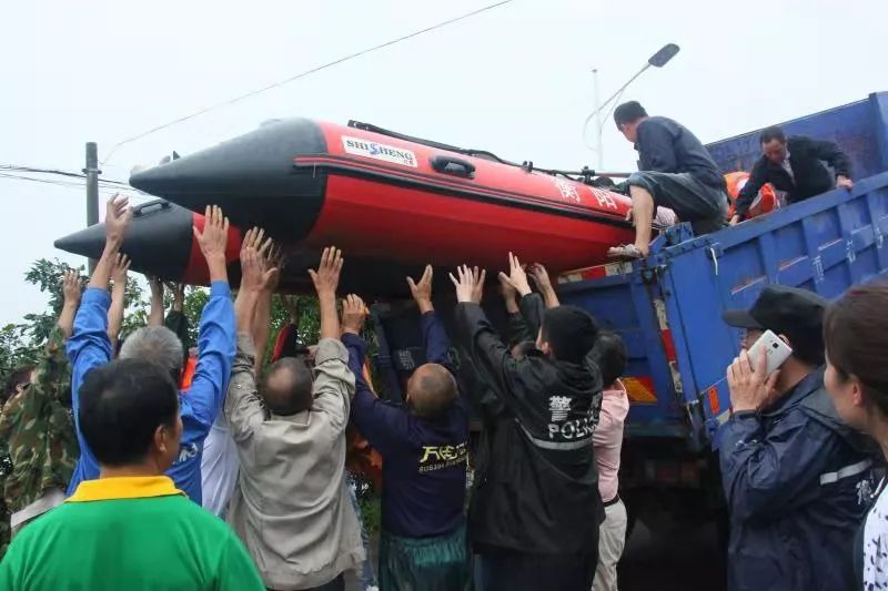 西渡镇3个村庄被淹900余名群众被困衡阳县公安闻“汛”而动紧急救援!