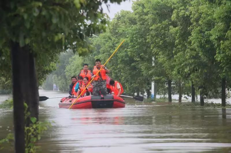 西渡镇3个村庄被淹900余名群众被困衡阳县公安闻“汛”而动紧急救援!