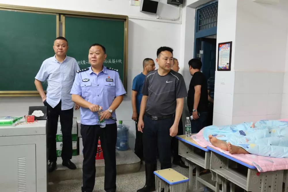 西渡镇3个村庄被淹900余名群众被困衡阳县公安闻“汛”而动紧急救援!