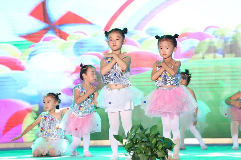 辉煌70载，娃娃送华章——我区举行喜迎建国七十周年消夏晚会