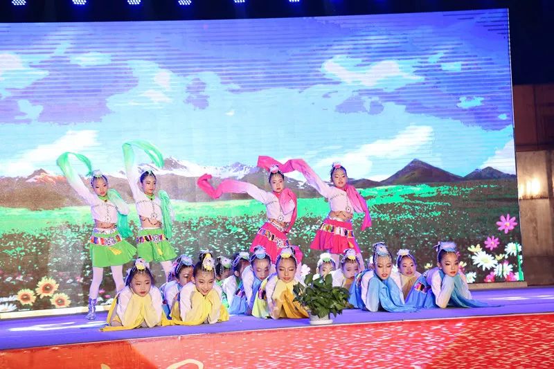 辉煌70载，娃娃送华章——我区举行喜迎建国七十周年消夏晚会