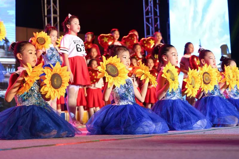 辉煌70载，娃娃送华章——我区举行喜迎建国七十周年消夏晚会