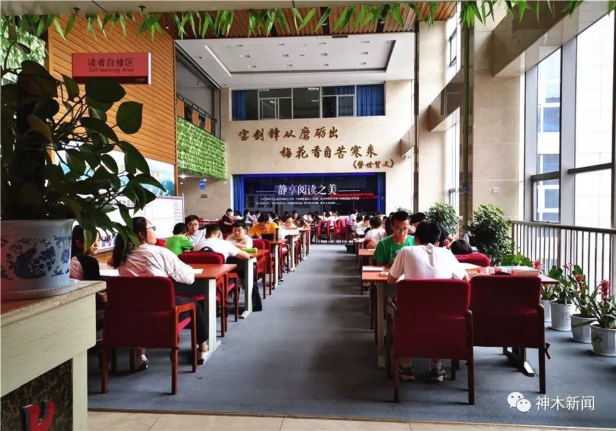 假期充电忙图书馆内人气旺,暑期图书馆学生充电忙