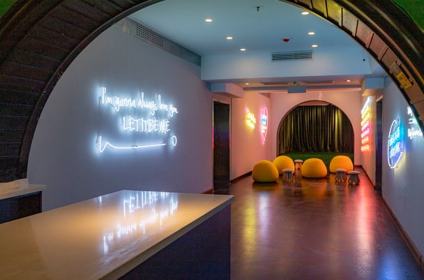 免费试住！速来撞进“青”凉时光！绝色山海之间，一家质感满分的有戏酒店，打算邀你来净化生活负能量